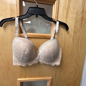 ☀️3/$10☀️ Beige lace bra 34DD